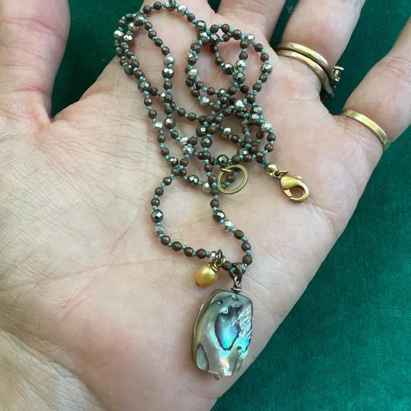 Handmade hand knotted little gemstone necklace with abalone pearl charm - Picture 4 of 8